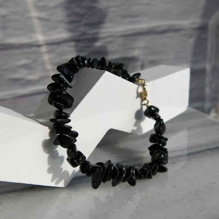 Healing crystal chip bracelet in black tourmaline