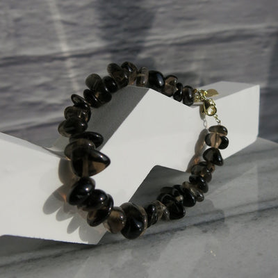 Healing crystal chip bracelet in dark tea color smoky quartz