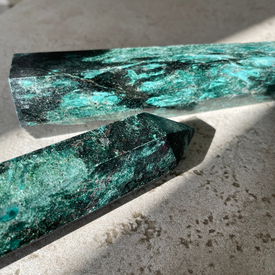 Green Fuchsite in Dark Matrix Point