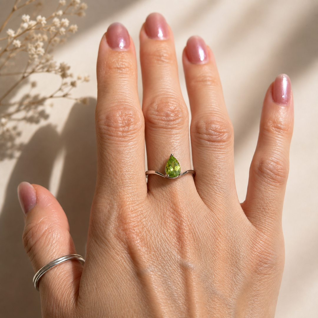 Natural pear-cut peridot ring S925K sterling silver with a minimalist split-band design.