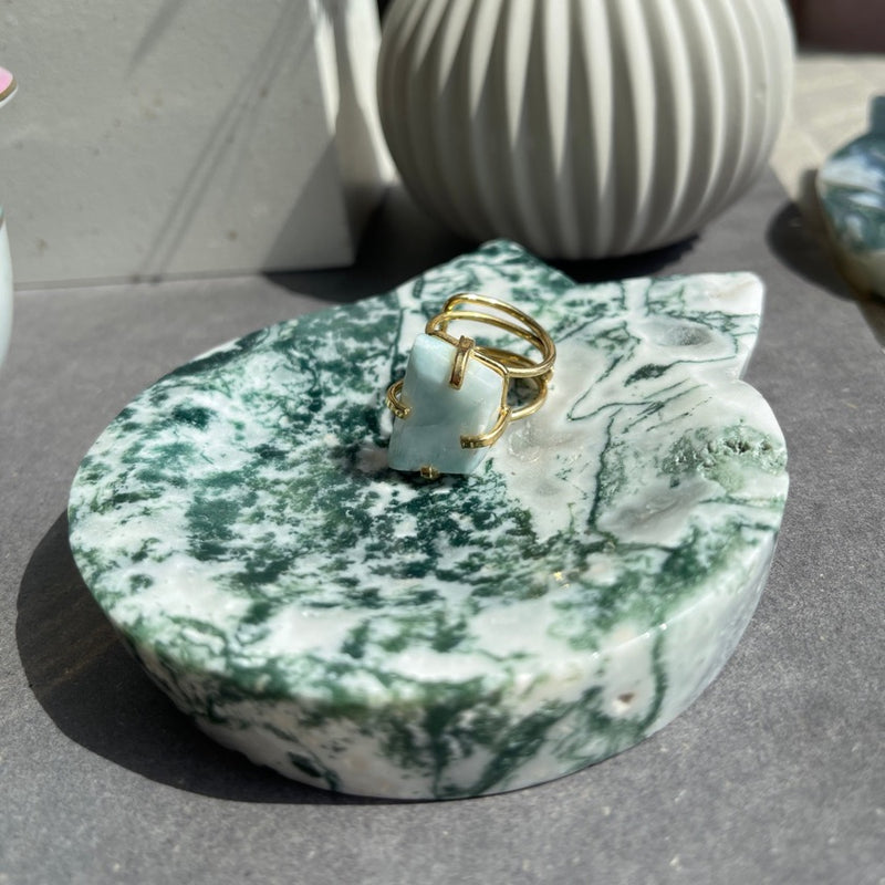 OOAKSTONES Moss agate crystal bowl, green and white pattern cut in cat shape with a ring in it.