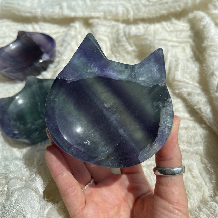 Fluorite cat bowl with strip pattern