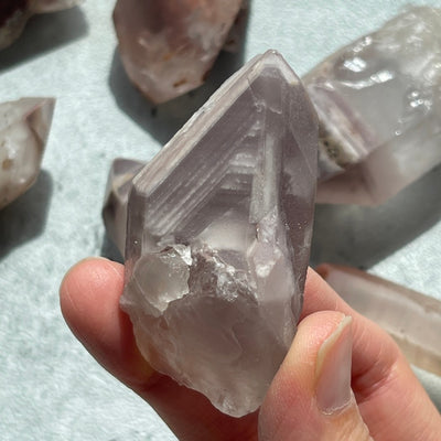 OOAKSTONES - Lithum quartz crystal with taupe color inclusion