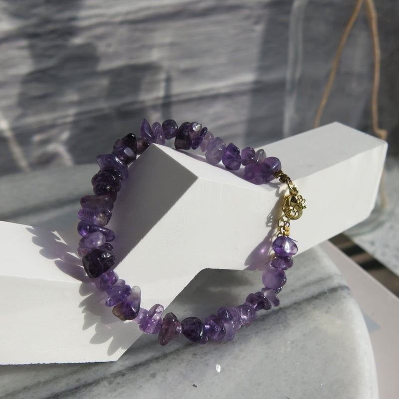 Healing crystal chip bracelet in dark purple amethyst