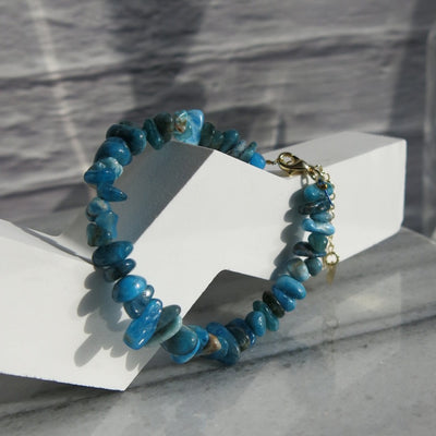 Adjustable healing crystal chip bracelet in blue apatite