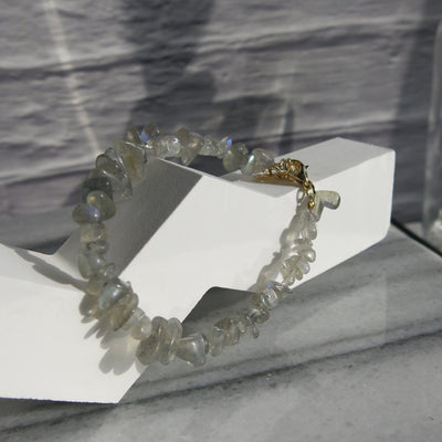 Adjustable healing crystal chip bracelet in grey labradorite