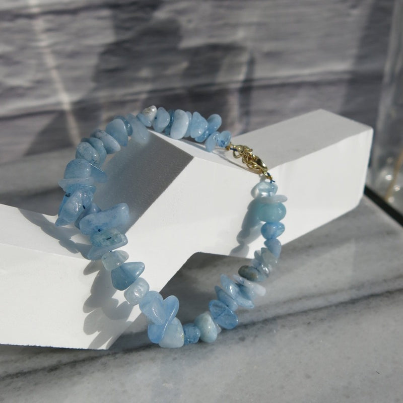 Adjustable healing crystal chip bracelet in blue aquamarine